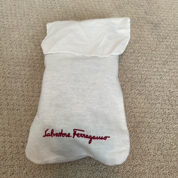 Salvatore Ferragamo pumps in embossed taupe leather.Sz 8AAAA in good condition - Picture 6 of 6